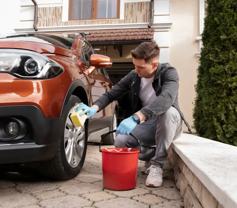 Lavage auto à domicile Lafage-sur-Sombre : professionnel intervenant sur un véhicule